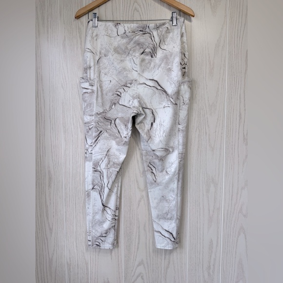 Chico’s White Marbled Leggings Size 1 (8-10) NWOT - Zenergy Collection - Picture 3 of 3